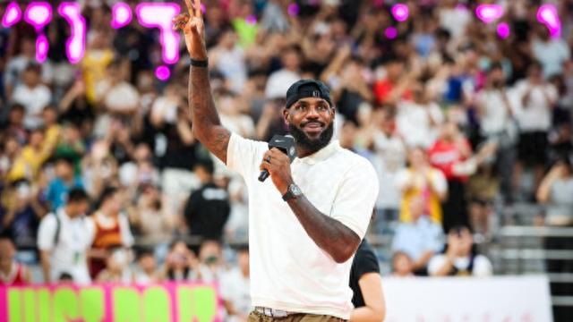 开云移动端-“四旬老汉”詹姆斯空降现场燃爆激情，“上海交大体育学院”再掀篮球旋风！