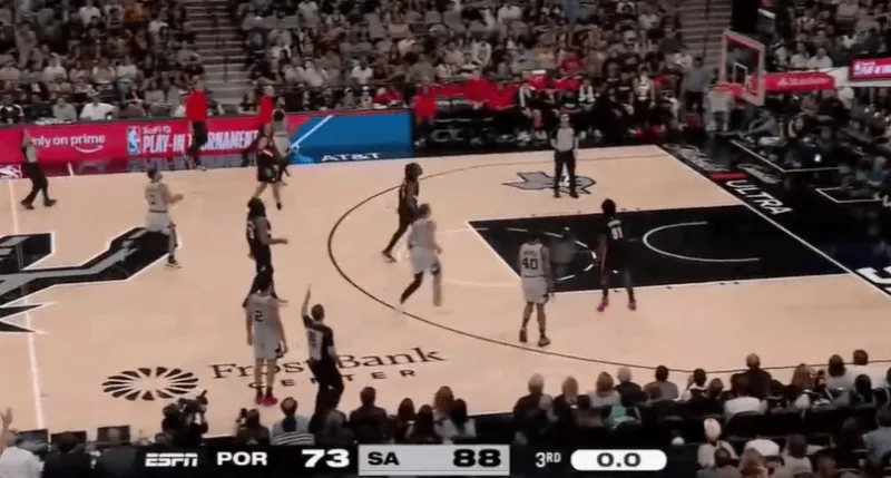 开云App-马刺第三节一度被开拓者追到差4分，随后轰出高潮领先15分